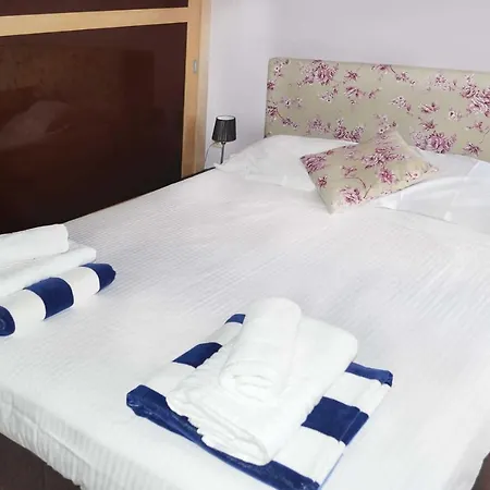 Tselentata Sleeps 4 With Pool Air Con And Wifi *